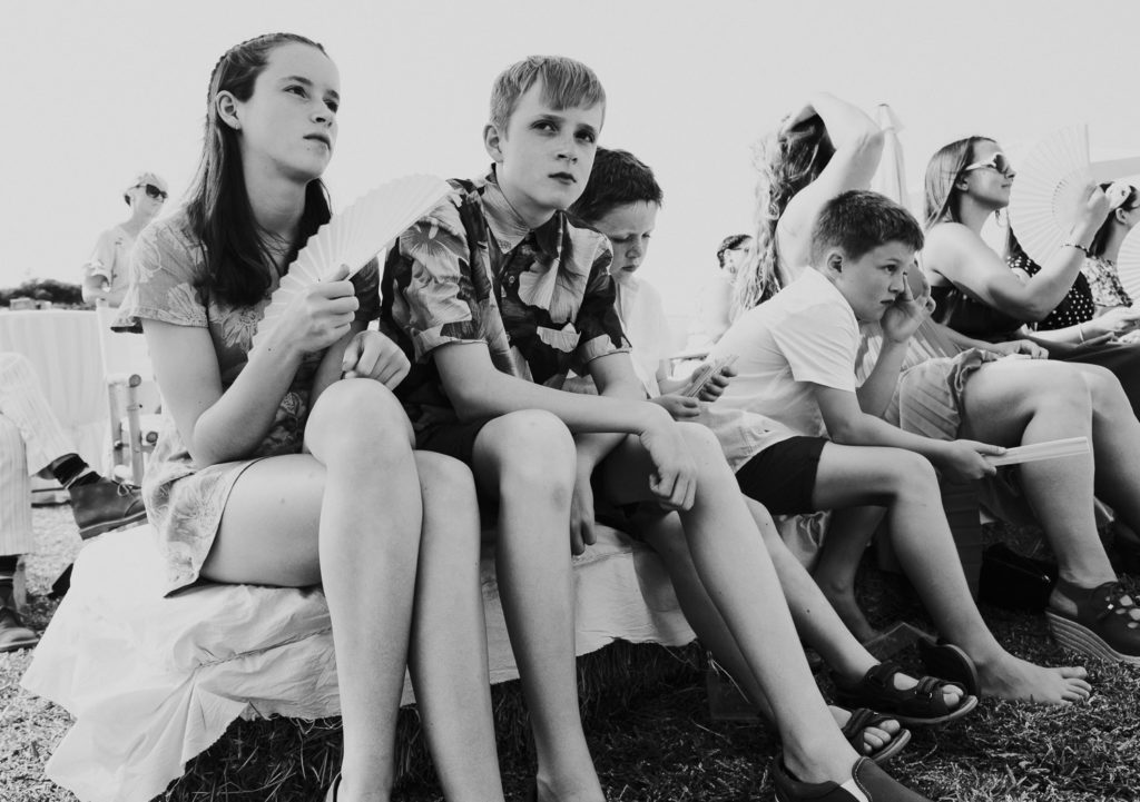 bored kids at wedding black and white jerez wedding photographer