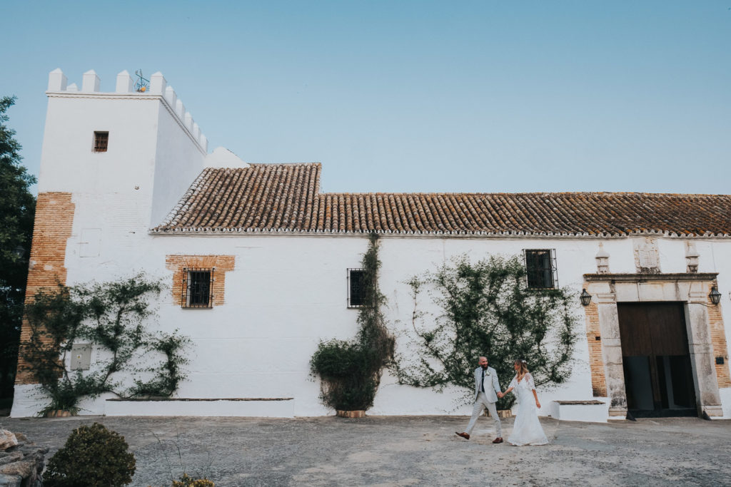 bride and groom portrait in evening sun at cortijo barranco jerez wedding photographer spain