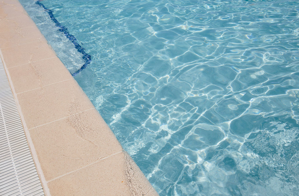 SOL Y MAR CALPE COSTA BLANCA WEDDING PHOTOGRAPHER CLOSE UP EDGE OF SWIMMING POOL