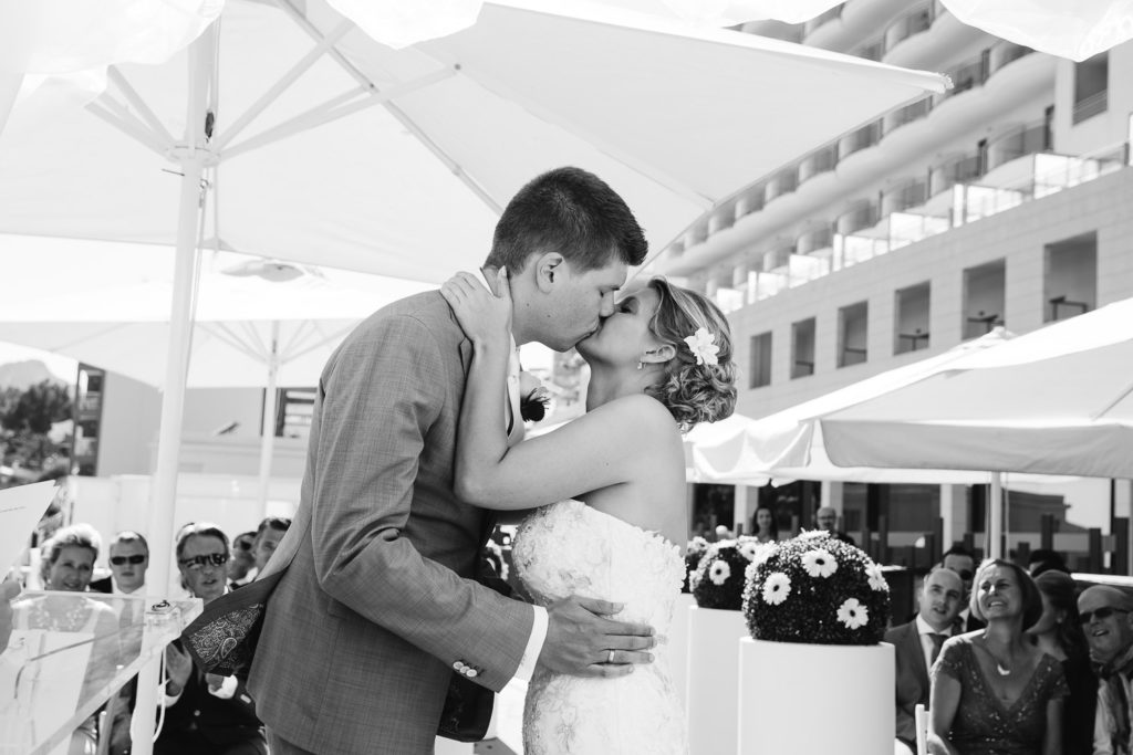 SOL Y MAR CALPE COSTA BLANCA WEDDING PHOTOGRAPHER FIRST KISS BLACK AND WHITE CEREMONY 