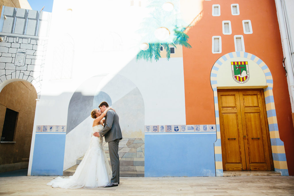 SOL Y MAR CALPE COSTA BLANCA WEDDING PHOTOGRAPHER CALPE MURAL BRIDE AND GROOM KISSING