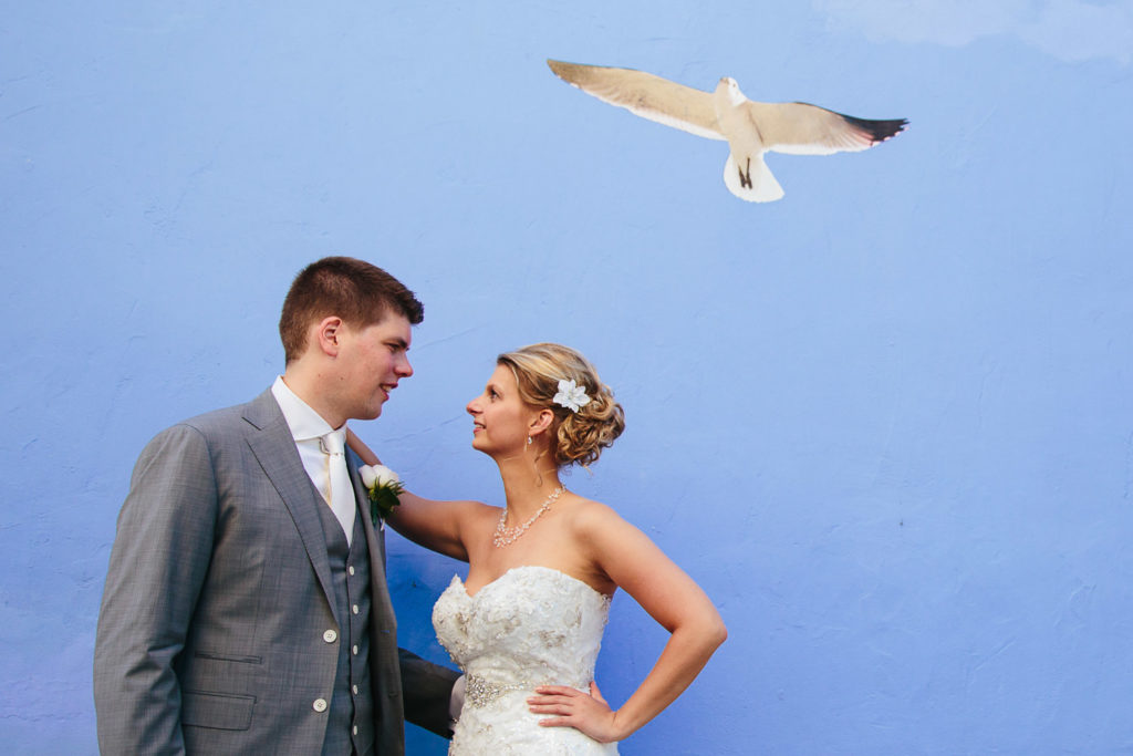 SOL Y MAR CALPE COSTA BLANCA WEDDING PHOTOGRAPHER BRIDE AND GROOM WITH SEAGULL MURAL