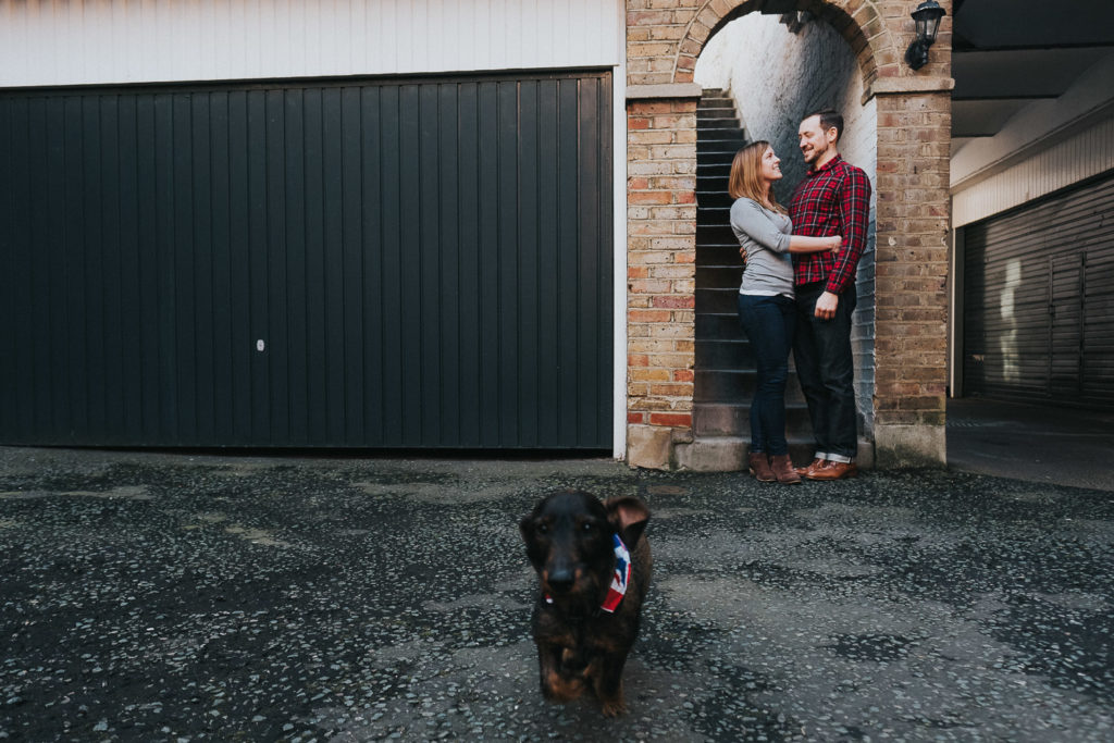 COUPLE IN LOVE WITH SAUSAGE DOG IN LONDON PHOTO SHOOT SOUTH KENSINGTON PHOTOGRAPHER