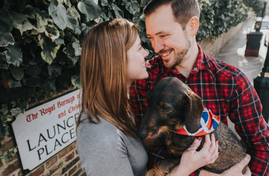 COUPLE IN LOVE WITH SAUSAGE DOG IN LONDON PHOTO SHOOT SOUTH KENSINGTON PHOTOGRAPHER