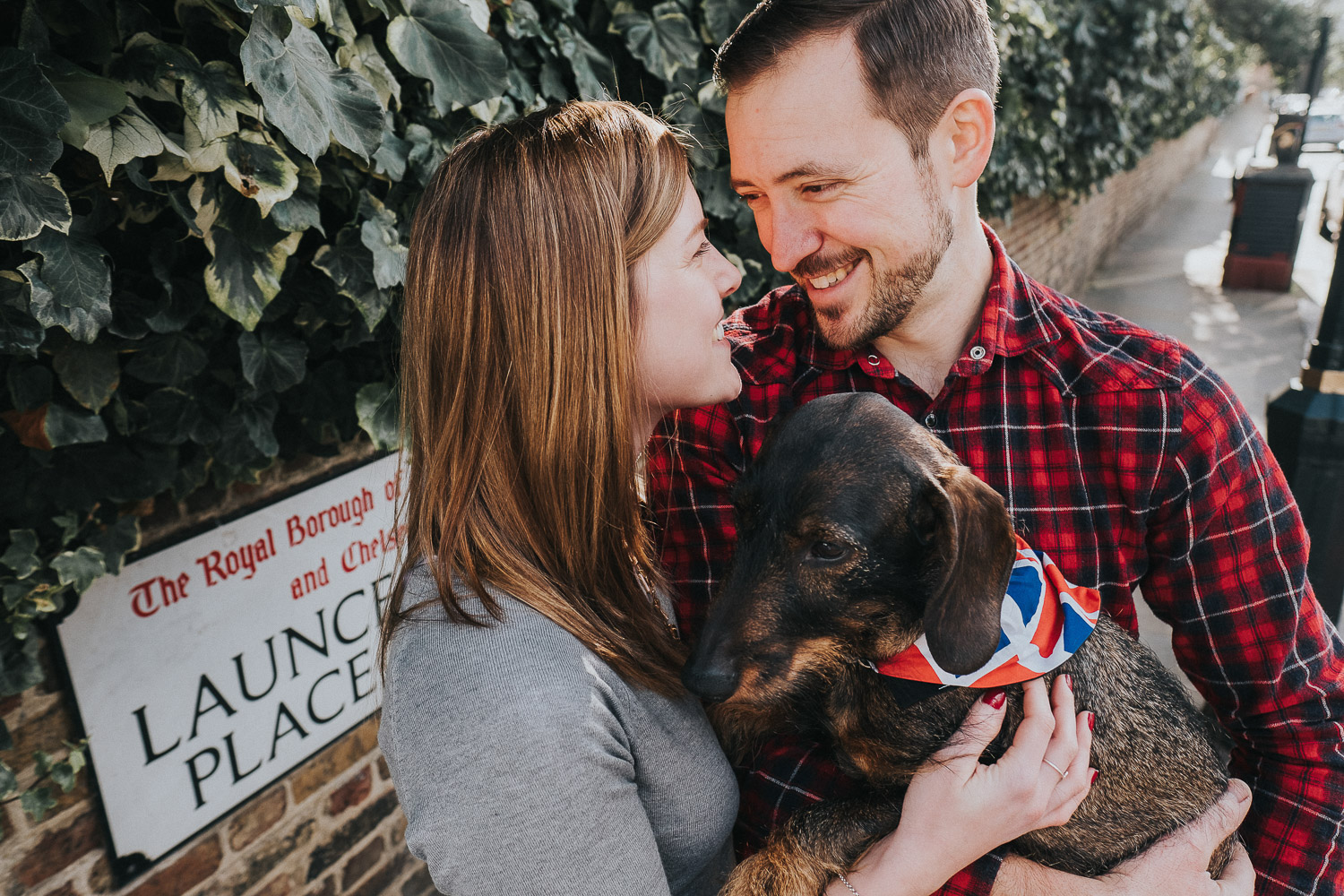 COUPLE IN LOVE WITH SAUSAGE DOG IN LONDON PHOTO SHOOT SOUTH KENSINGTON PHOTOGRAPHER